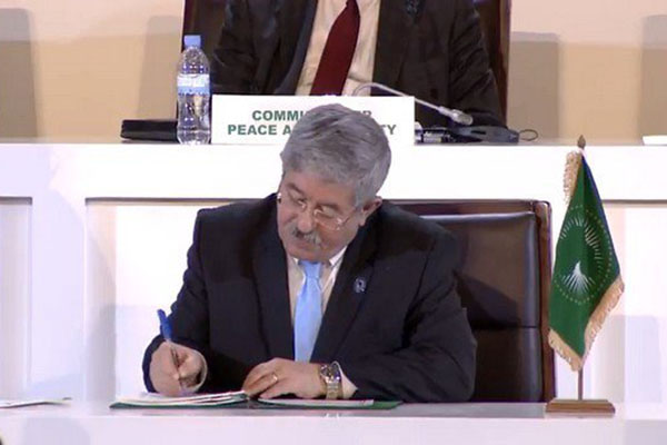 Ouyahia signe l’accord instituant la Zone africaine de libre échange