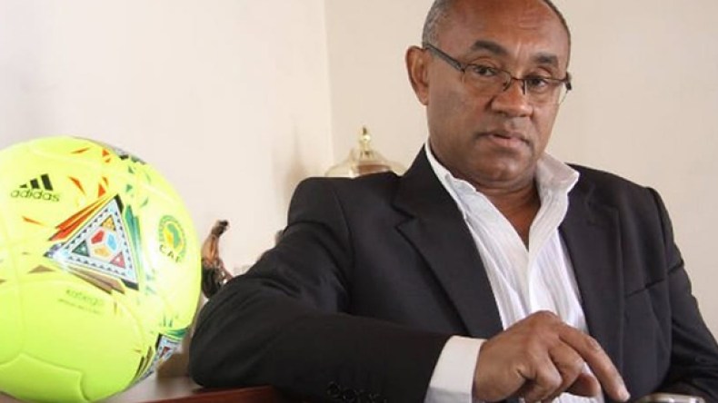 رئيس الوداد يهدي سيارة “بينتلي” لرئيس “الكاف”