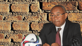 المعلنون يقاطعون الملاعب الإفريقية لعدم اقتناعهم بـ”سياسة” الملغاشي أحمد