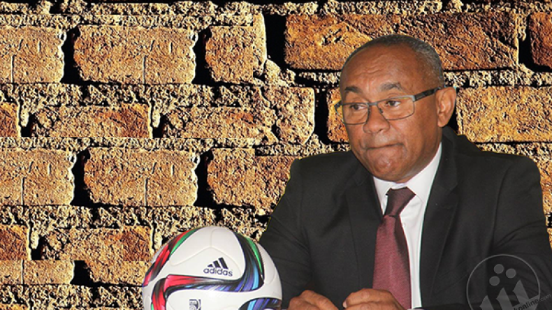 المعلنون يقاطعون الملاعب الإفريقية لعدم اقتناعهم بـ”سياسة” الملغاشي أحمد