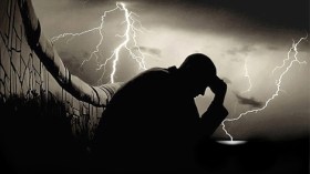 أحترق بنار الشوق بعدما وضعته وراء قضبان السجن