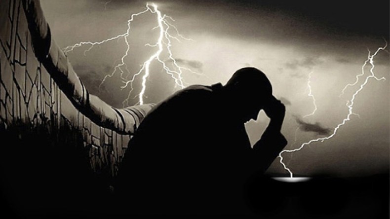 أحترق بنار الشوق بعدما وضعته وراء قضبان السجن