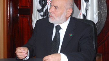 Le président intérimaire du parlement palestinien Ahmed Bahr à Echorouk : « La vie des détenus est plus sacrée que la Mecque »