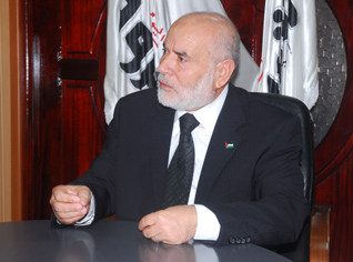 Le président intérimaire du parlement palestinien Ahmed Bahr à Echorouk : « La vie des détenus est plus sacrée que la Mecque »