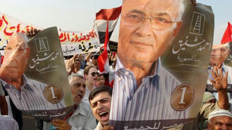 الإخوان يتهمون شفيق بقيادة “انقلاب” 30 جوان
