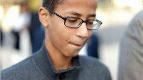 “صبي الساعة” يطالب السلطات الأمريكية بـ15 مليون دولار