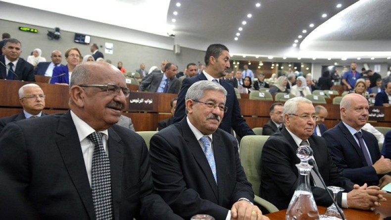 البرلمان يصادق على قانون النقد والقرض