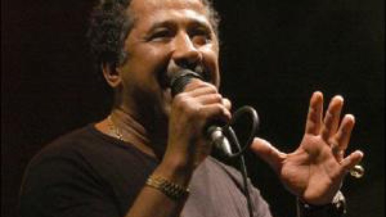 ملك الراي يرفض لقاء ابنه غير الشرعي ويأمر حراسه بطرده