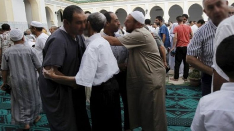 تغافروا في العيد بوسائل الاتصال واحذروا زيارات الأقارب