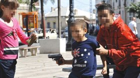 أطفال يكسرون الحجر المنزلي يومي العيد!