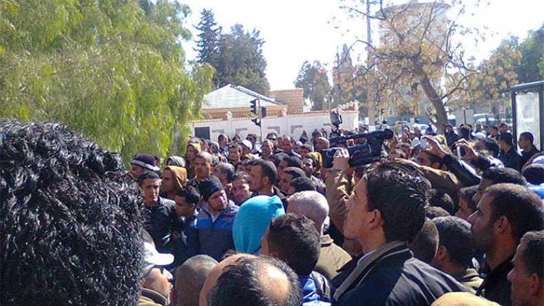 مواطنون يعترضون موكب والي الجلفة ويقطعون زيارته