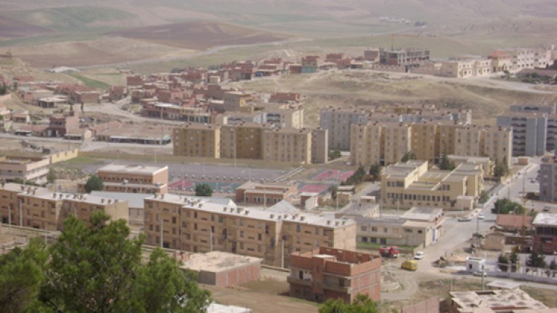 العشرات يغلقون دائرة عين بوسيف ويطالبون بالتحقيق في قائمة السكن