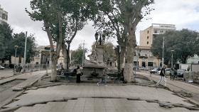 شاب يخرب معلم عين الفوارة بواسطة مطرقة