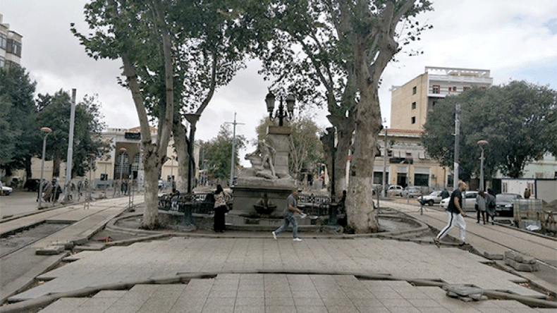 شاب يخرب معلم عين الفوارة بواسطة مطرقة