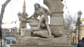 عين الفوارة.. المرأة التي تستعرض مفاتنها أمام المسجد!