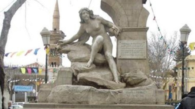 عين الفوارة.. المرأة التي تستعرض مفاتنها أمام المسجد!