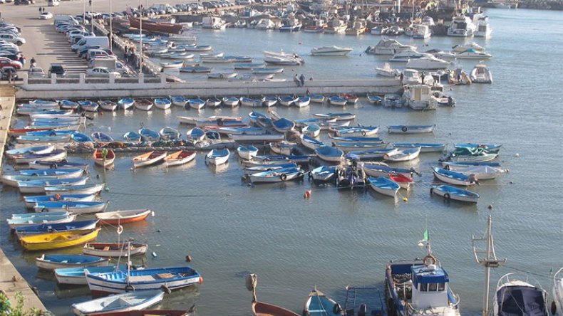 جدل في عين البنيان بسبب سفينة إسبانية راسية بالميناء منذ 5 سنوات