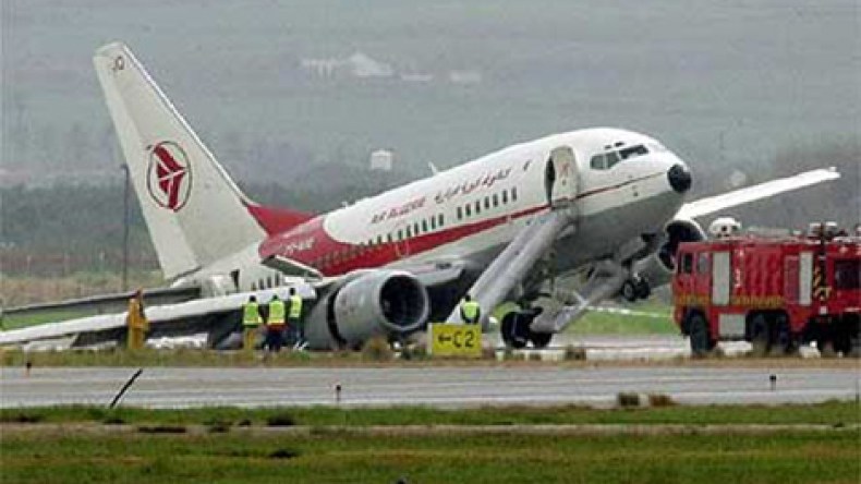 طائرة ماليزية تابعة للجوية الجزائرية تنحرف عن “المدرج” في ليل