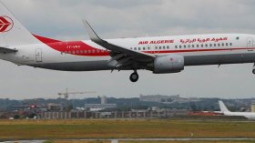 توقيف مضيف رفض تقديم الخمر لمسافر داخل الطائرة