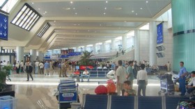 إجراءات أمنية مشددة على المسافرين الوافدين من 10 دول