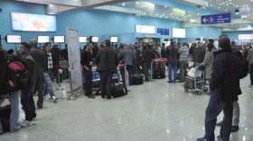 قوات الأمن تخلي مواقع مضيفي الطيران المضربين