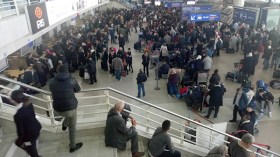 فوضى وطوابير.. ومسافرون يفترشون الأرض في المطارات!