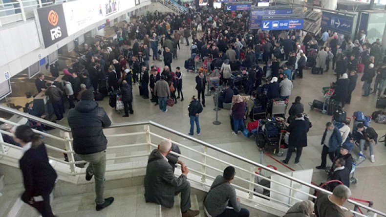 فوضى وطوابير.. ومسافرون يفترشون الأرض في المطارات!