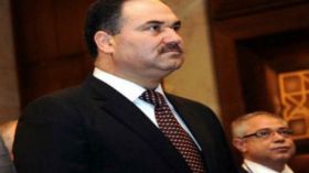 وزير المالية العراقي يعلن استقالته أمام حشود من المحتجين