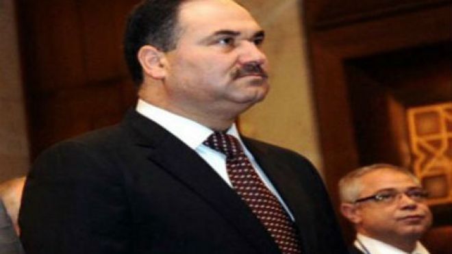 وزير المالية العراقي يعلن استقالته أمام حشود من المحتجين