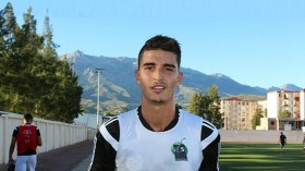 الجزائري آيت عثمان ينضمّ إلى دينامو بوخارست الروماني