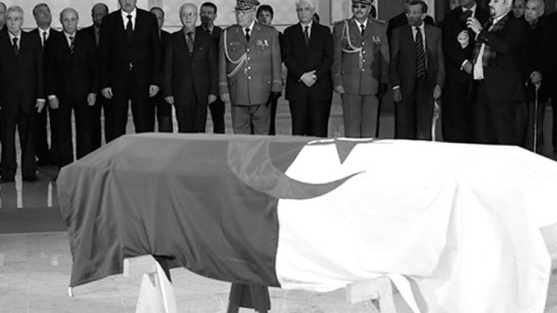 حضور محتشم للرّسميين وشعارات معارِضة في استقبال الجثمان