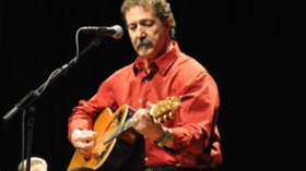 آيت‭ ‬منڤلات‭ ‬في‭ ‬جولة‭ ‬فنية‭ ‬في‭ ‬فرنسا