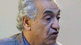 “آيت أحمد: “على المسؤولين الاهتمام بالتعليم والقضاء على الأمية أولا”