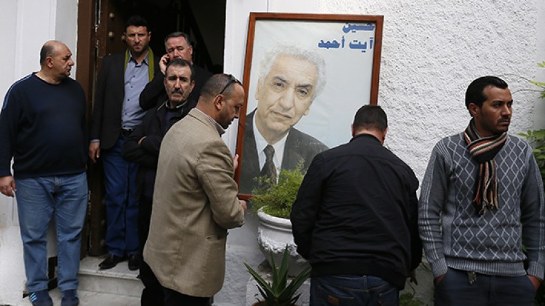 المجاهد آيت أحمد لن يدفن في مربع الشهداء