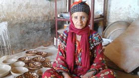 “بوعكاش حدة “.. 75 سنة في ابتكار التحف الفخارية