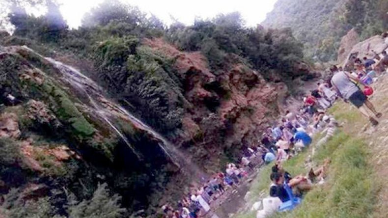 شلالات الأخضرية.. ملاذ الهاربين من موجات الحر