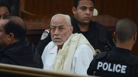 وفاة مهدي عاكف مرشد الإخوان السابق في سجنه