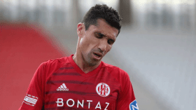 أكرور.. هدّاف بِعمر 44 سنة!