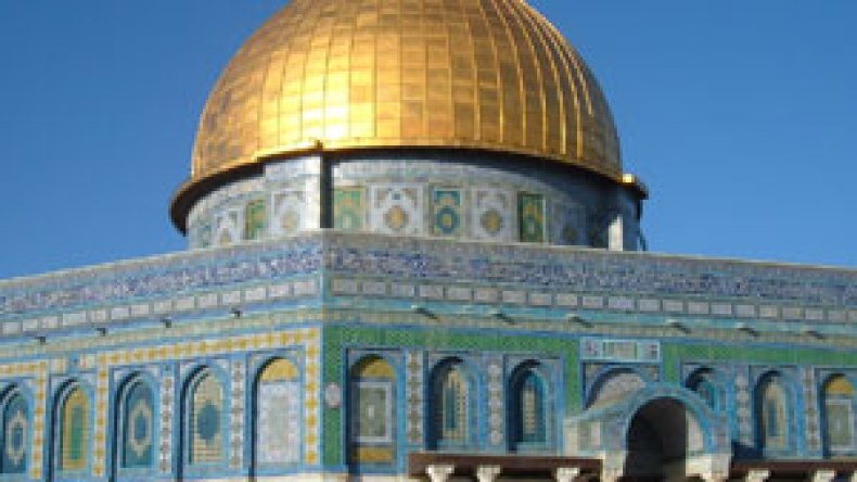 خطيب الأقصى ينصح العرب والمسلمين بعدم زيارة القدس أو الأقصى