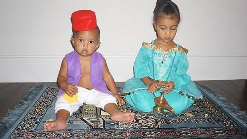 كيم كارداشيان تثير غضب المسلمين بسبب سجادة الصلاة !!