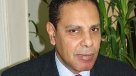 علاء‮ ‬الأسواني‮ ‬يتعرض‮ ‬لحرج‮ ‬كبير‮ ‬في‮ ‬باريس