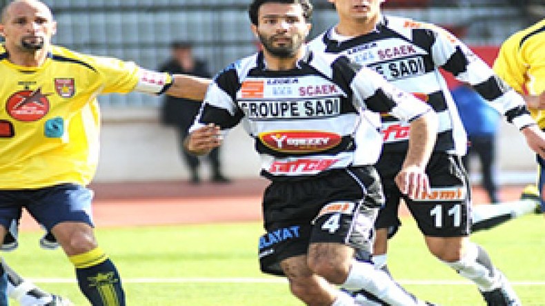 لعيفاوي وحارس ثالث فقط في قائمة المضافين للخضر