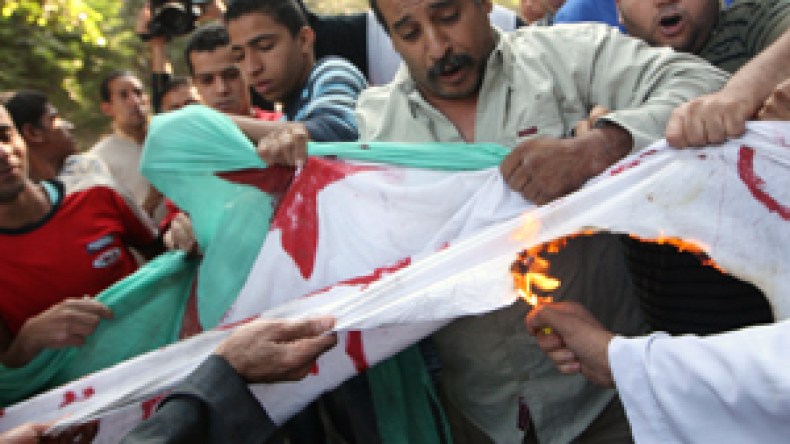 محامو مصر يرفضون الاعتذار عن حرق العلم ويروّجون للأكاذيب