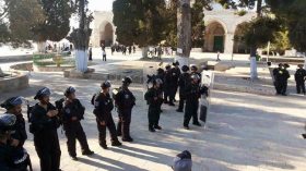 الجيش الإسرائيلي يُخرج المرابطين من المسجد الأقصى