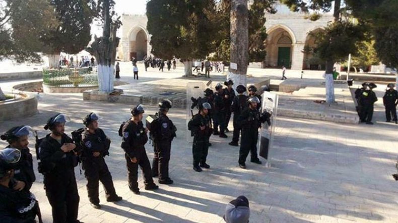 الجيش الإسرائيلي يُخرج المرابطين من المسجد الأقصى