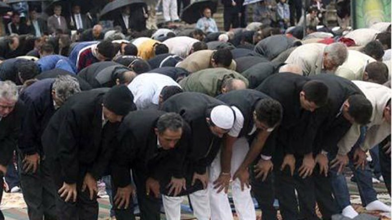 مسلمون ألبانيون يرممون كنيسة قديمة