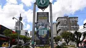 أنصار فريق شابيكوينسي البرازيلي يبكون ضحاياهم