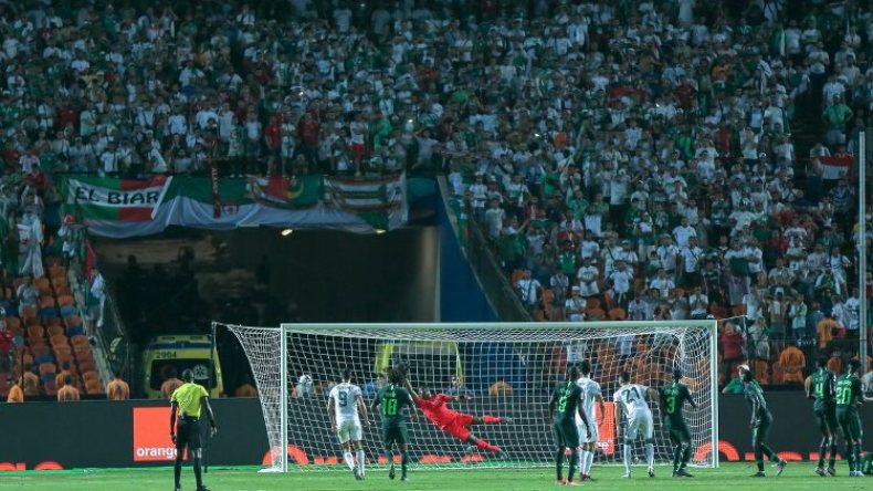 إجراءات صارمة من “الكاف” تهمّ المنتخب الجزائري