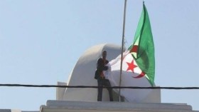 مئات المواطنين يتجمّعون أمام القنصلية المغربية بوهران