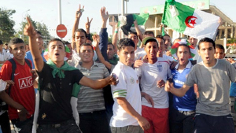 أنصار “الخضر” بدأوا المباراة من “الماركير”